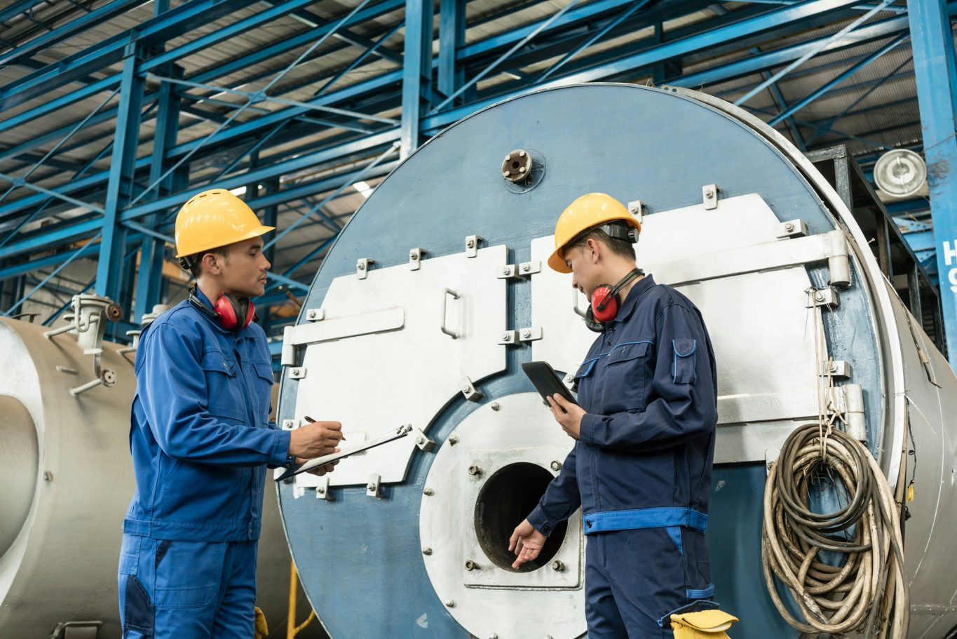 Shutdown & Maintenance – Torvek Anlagenbau GmbH Fachkräfte bei Wartungs- und Instandhaltungsarbeiten während eines industriellen Anlagenstillstands