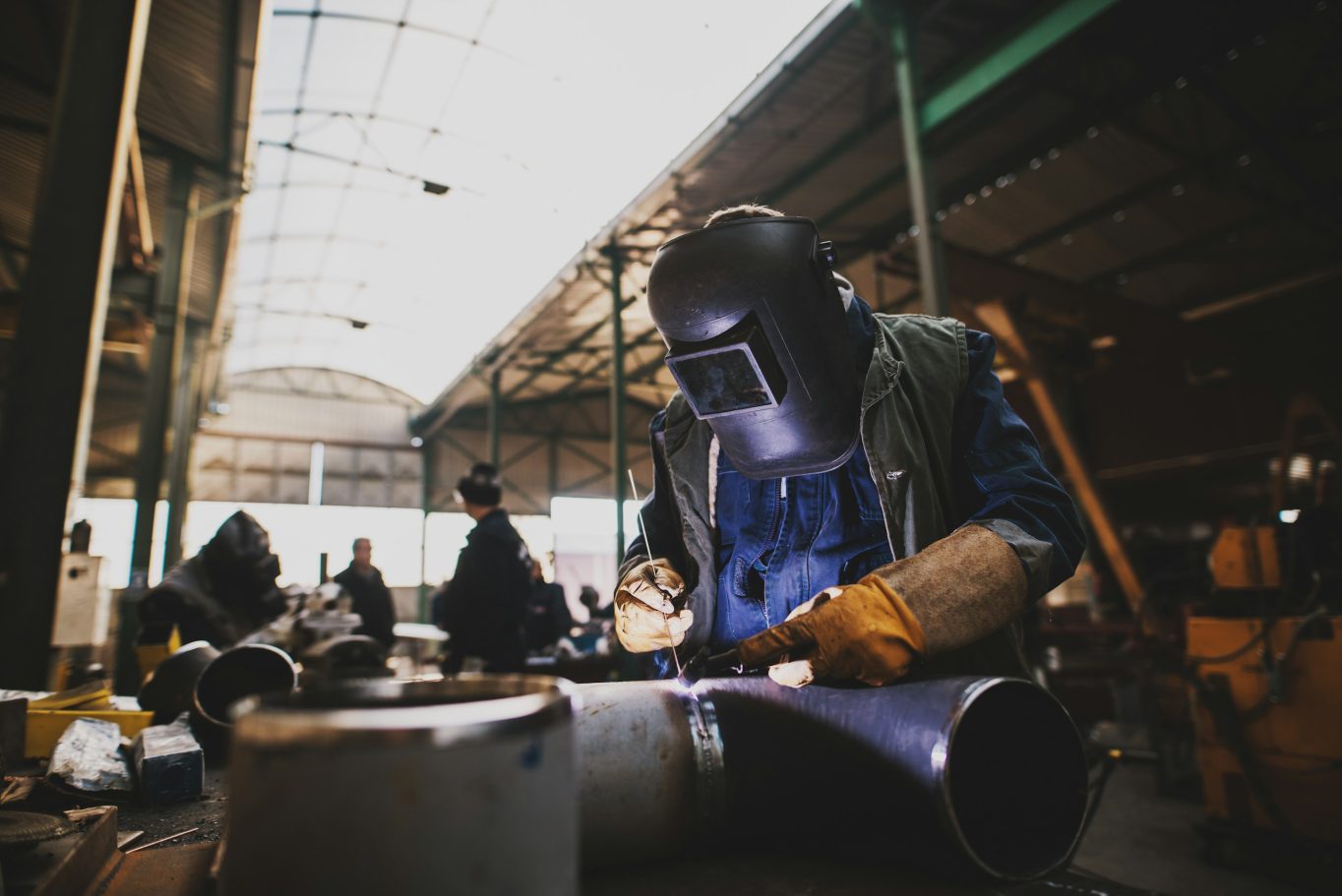 Fertigung – Torvek Anlagenbau GmbH Industrielle Fertigung von Rohrleitungskomponenten und Stahlbauteilen in einer Werkstatt